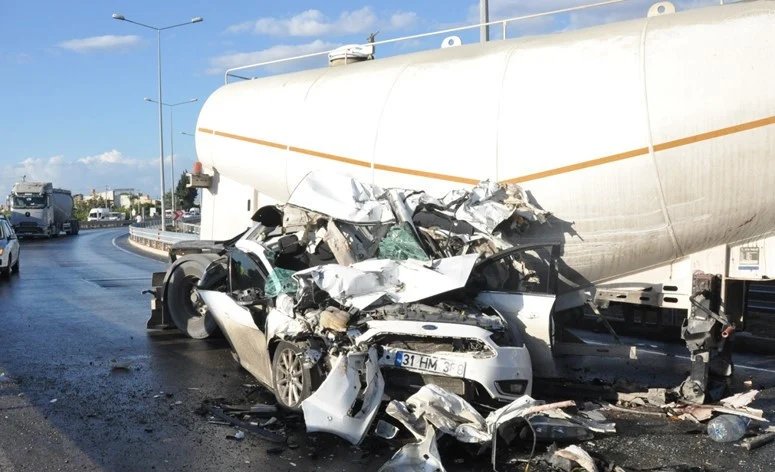 Mersin Silifke’de Zincirleme Kazada Otomobil Sürücüsü Ölümden Saniyelerle Döndü