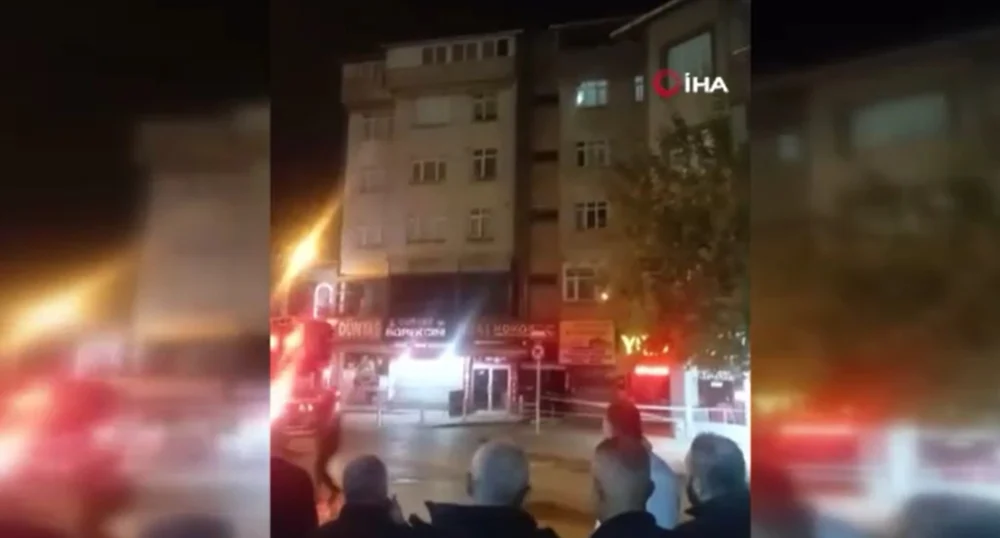 Gebze’de Yıkılan Apartmanın Yakınındaki Yapıda Çatlaklar Tahliyeye Neden Oldu