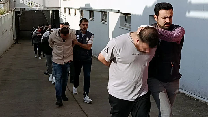 Adana Merkezli Sazan Sarmalı Operasyonunda 35 Şüpheli Gözaltına Alındı 24’Ü Tutuklandı