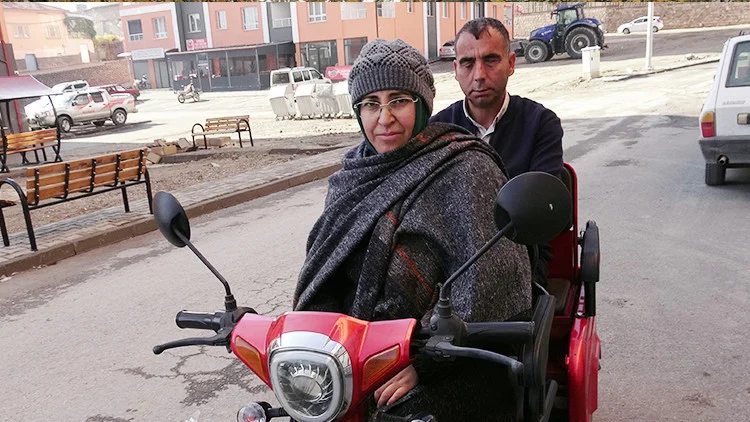 Görme Engelli Eşini Her Gün İşe Taşıyan Kadından İlham Veren Fedakarlık Hikayesi