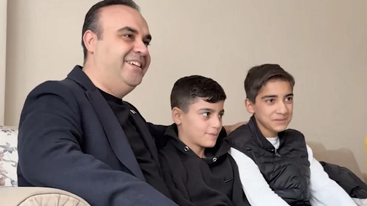 Bağcılar’da Milyonluk Altınları İade Eden Gençlere Bakan Kacır’dan Anlamlı Ziyaret