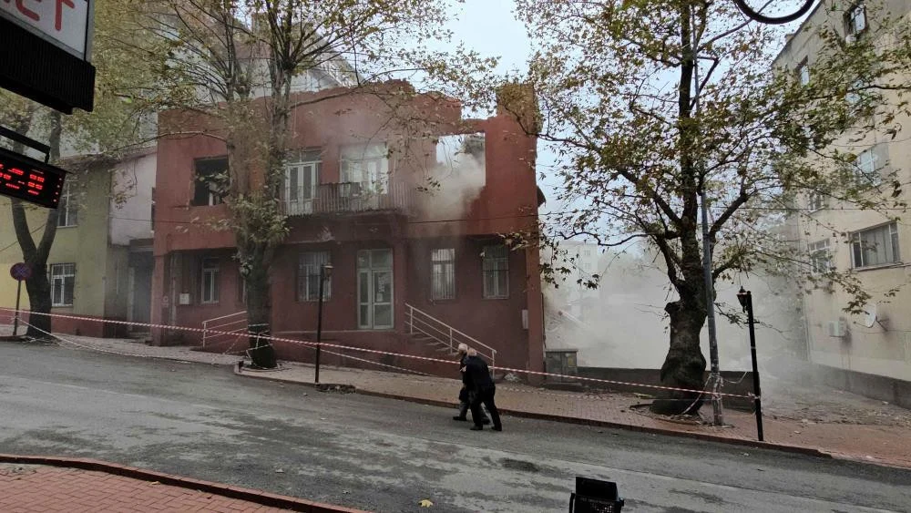 Ereğli’de Kontrollü Yıkımda Vatandaşların Güvenlik Önlemlerine Aldırış Etmemesi Tepki Çekti