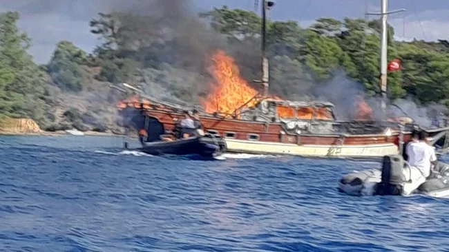 Göcek Açıklarında Lüks Gulet Teknede Çıkan Yangın Kontrol Altına Alınmaya Çalışılıyor