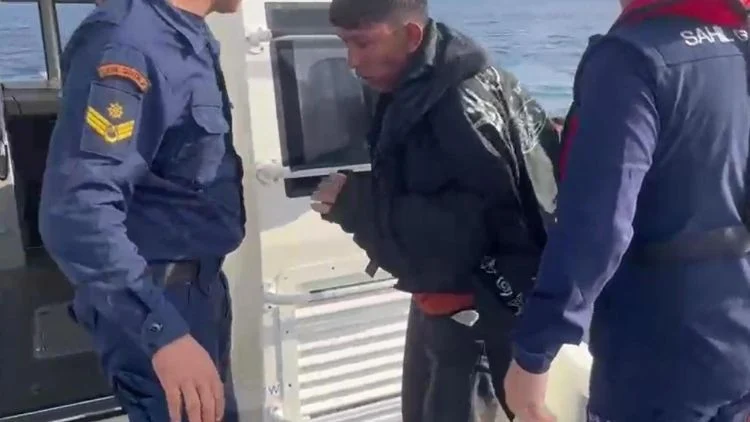 Ege’de 12 Saat Boyunca Dalgalarla Boğuşan Göçmen Mucizevi Şekilde Kurtarıldı