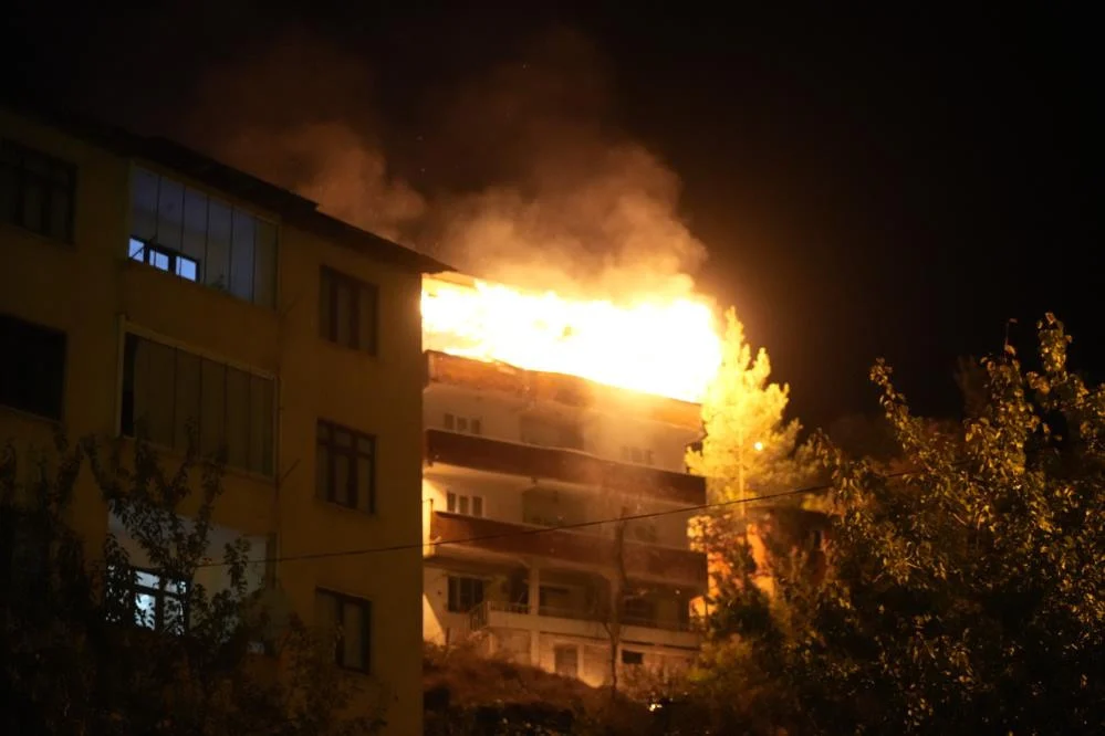 Gümüşhane’de 4 Katlı Binada Çıkan Yangın Büyük Çaplı Hasara Ve Paniğe Neden Oldu