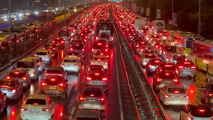 İstanbul’da Pazartesi Sabahı Hafif Yağışın Etkisiyle Trafik Yoğunluğu %76’Ya Ulaştı