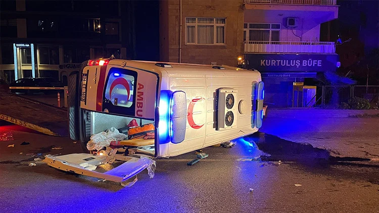Körfez’de Hasta Taşıyan Ambulans Kaza Yaptı Beş Kişi Yaralandı
