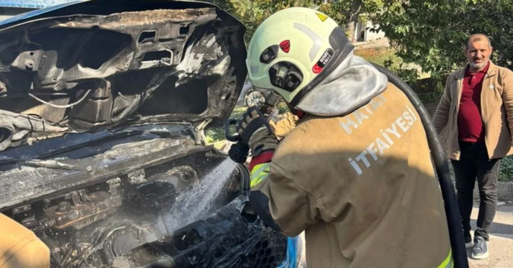 Hatayda Yolcu Minibüsünde Çıkan Motor Yangını Hasara Yol Açtı