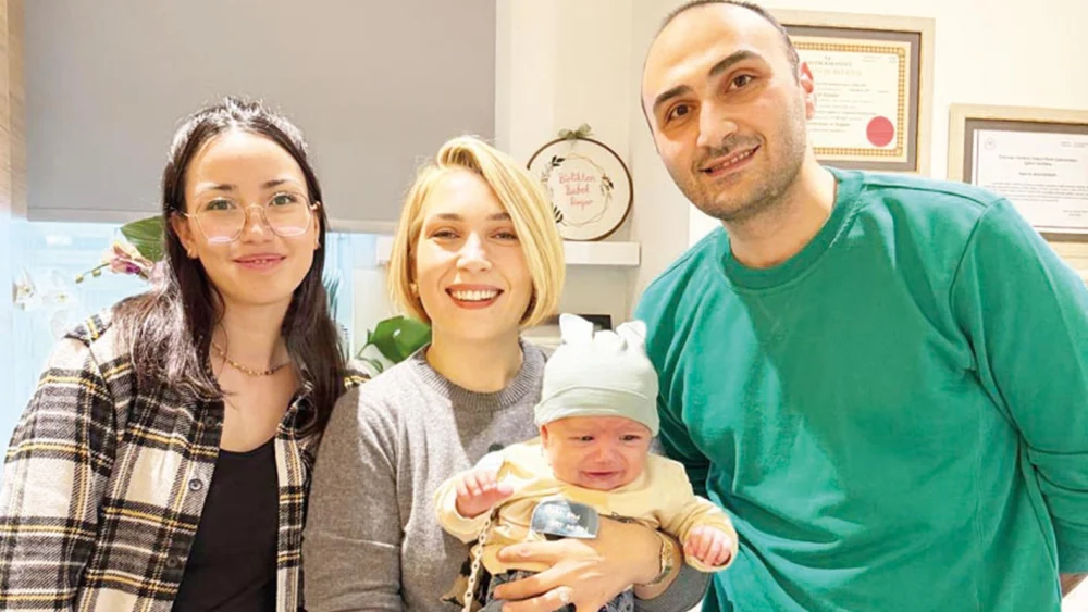 Rahim Ağzı Kanserini Yenen Kadın Tüp Bebek Tedavisiyle Anne Oldu