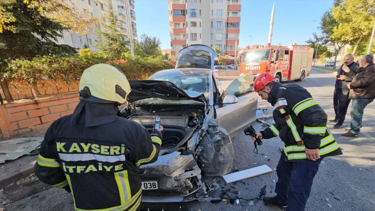 Kayseri’de Hız Denemesi Lüks Tesla Aracın Ağır Hasar Almasına Yol Açtı