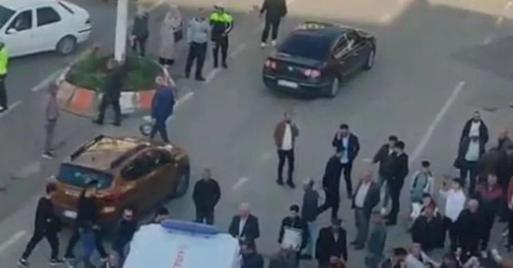 Ağrı Adliyesi Önünde Husumetli Aileler Arasında Çıkan Silahlı Çatışmada 4 Kişi Yaralandı
