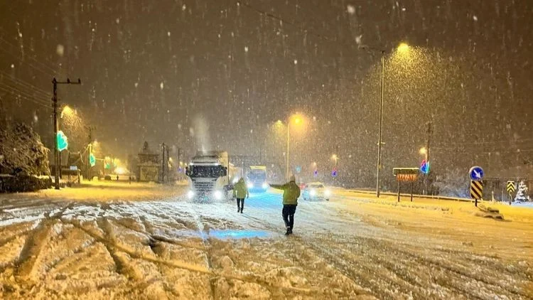 İçişleri Bakanlığı’ndan yeni uyarı… Bolu Dağı’nda ağır araçlara geçiş yasağı, bazı yollar ise kapanma noktasına geldi