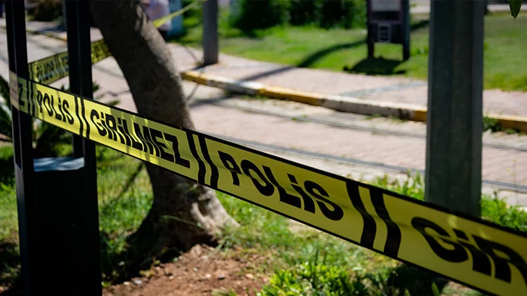 Osmaniye’de Park Halindeki Araçta İki Gencin Cansız Bedeni Bıçak Yaralarıyla Bulundu