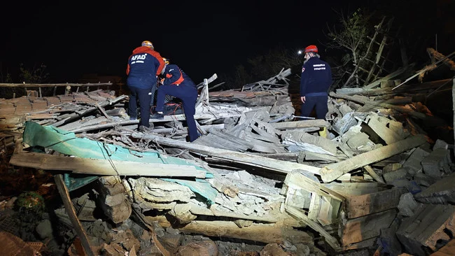 Başpınar Mahallesi’nde Metruk Bir Binanın Çökmesi Üzerine Kurtarma Ekipleri Alarma Geçti