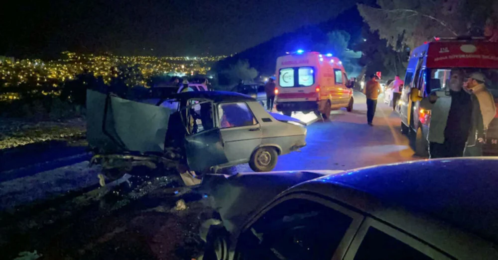 Adana Kozan’da İki Otomobilin Kafa Kafaya Çarpıştığı Kazada 7 Kişi Yaralandı