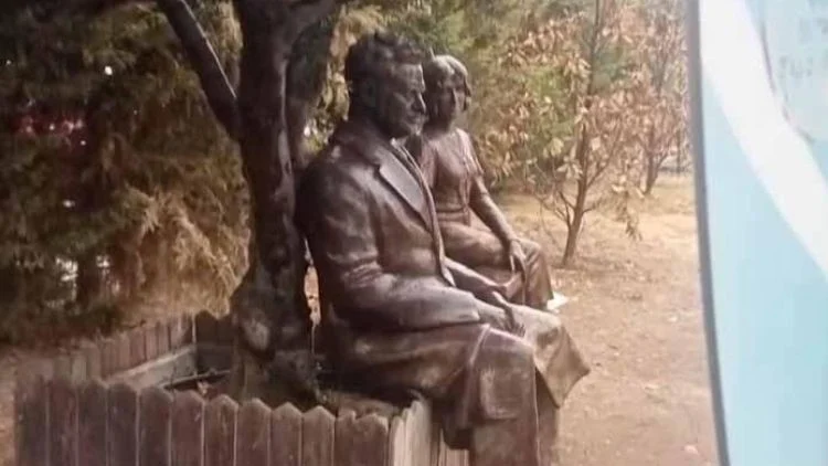 Bursa’da Nazım Hikmet Heykeli Gençlerin Girişimiyle Ressam Belen’in Yanına Taşındı