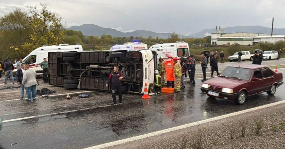 Bartın’Da İşçi Servisi Devrildi 1 Kişi Yaşamını Yitirdi 19 Kişi Yaralandı