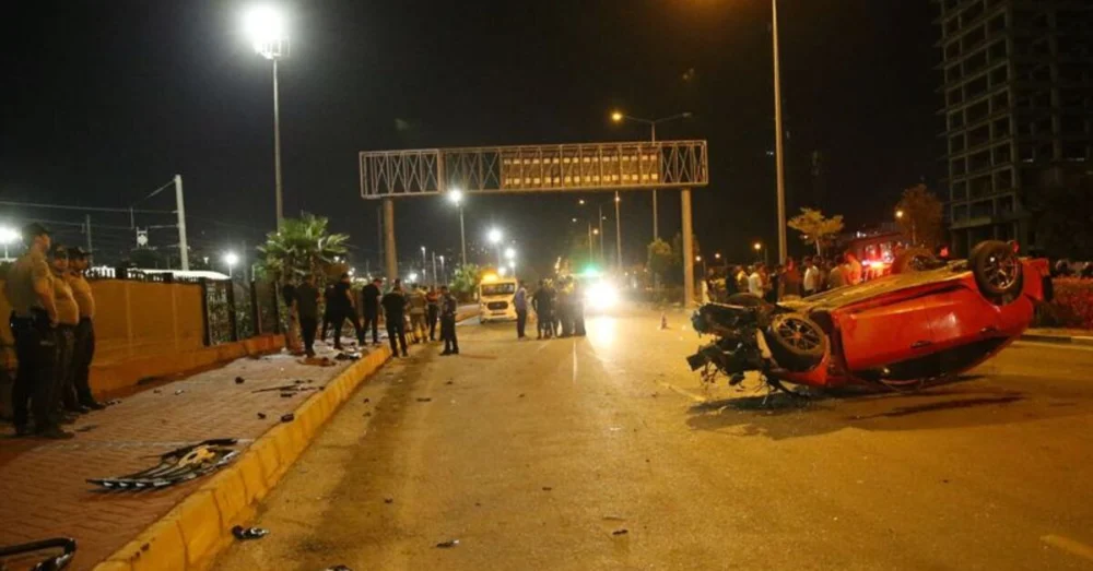 İskenderun’da Kaldırımdaki Yayalara Çarpan Otomobil Faciaya Neden Oldu 3 Kişi Yaşamını Yitirdi 3 Kişi Yaralandı
