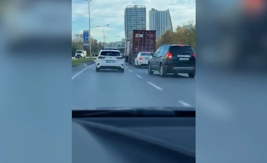 İstanbul D-100 Karayolunda Trafikteki Gerginlik Araç Yumruklamayla Sonuçlandı