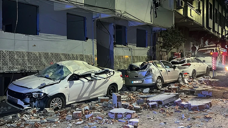 Zeytinburnu’nda Kentsel Dönüşüm Binasından Düşen Beton Parçaları Park Halindeki Araçları Hurdaya Çevirdi