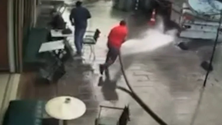 İstanbul’da Kontrol Dışı Basınçlı Su Hortumu Kafe Müşterilerini Islattı Anlar Kameraya Yansıdı