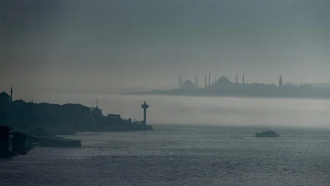 İstanbul Boğazı Gemi Trafiği Yoğun Sis Nedeniyle Çift Yönlü Askıya Alındı