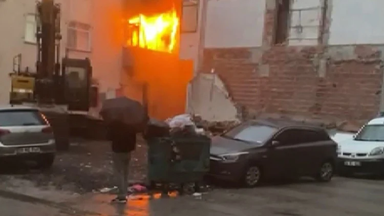 İstanbul Şirinevler’de Boşaltılan Binada Yangın 2 Kişi Gözaltına Alındı