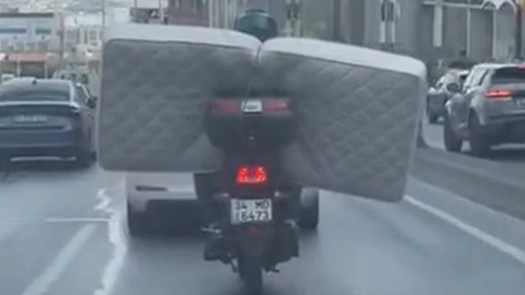 İstanbul D-100 Karayolu’nda Motosikletli Sürücünün Yatak Taşıması Hayrete Düşürdü