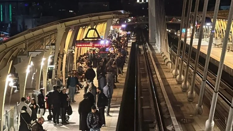 İstanbul M2 Metro Hattı’Nda Teknik Arıza Seferleri Aksattı