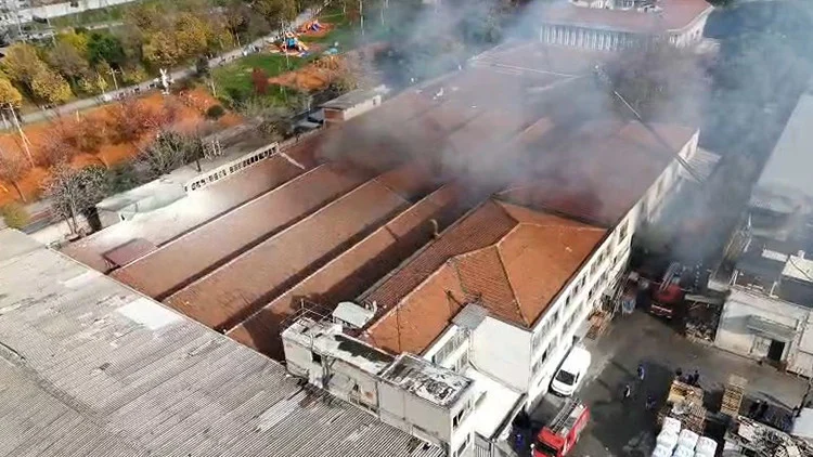 İstanbul’da Tekstil Fabrikasında Çıkan Yangın Şehri Kara Dumanlara Boğdu