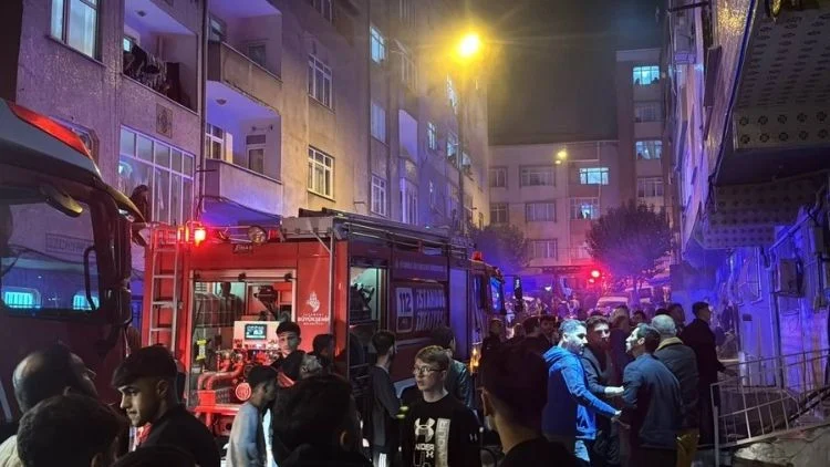 İstanbul’da Çıkan Yangında Dumandan Etkilenen 15 Kişi Hastaneye Kaldırıldı