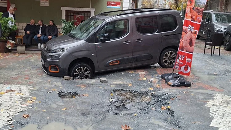 İstanbul’da İski’nin Açık Bıraktığı Çukurda Yol Çöktü Otomobil Düştü