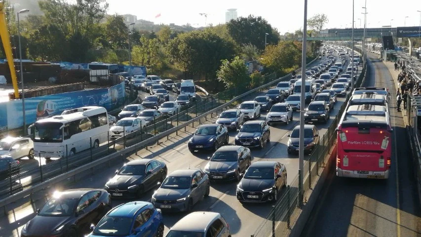 İstanbul’da Sabah Saatlerinde Trafik Yoğunluğu Yüzde 72 Seviyesine Ulaştı