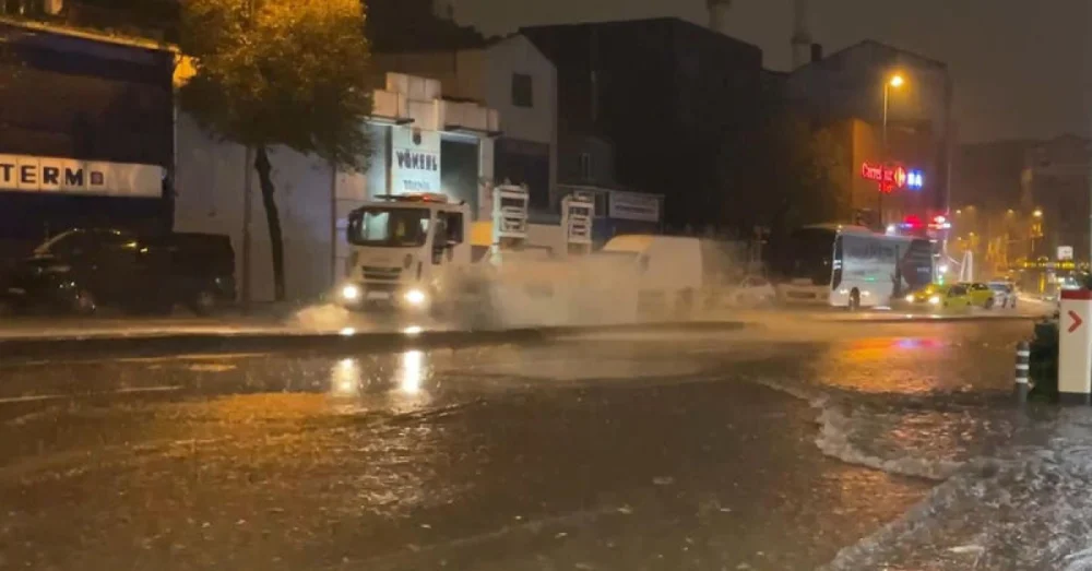 İstanbul’da Gece Boyunca Süren Şiddetli Yağış Yaşamı Olumsuz Etkiledi