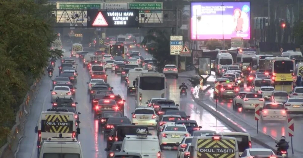 İstanbul’da Sağanak Yağış Trafiği Felç Etti Yoğunluk Yüzde 90 Seviyesine Ulaştı