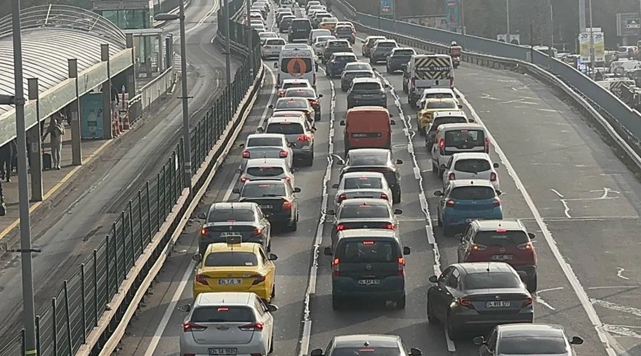 Megakent İstanbul’da Sabah Saatlerinde Trafik Yoğunluğu Yüzde 64’E Ulaştı