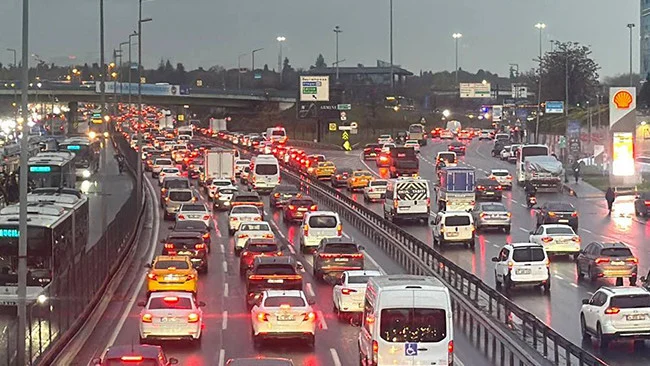 İstanbul’da Haftanın İkinci İş Gününde Trafik Yoğunluğu %85 Seviyesine Yükseldi