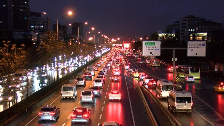 İstanbul’da Yoğun Yağışın Tetiklediği Trafik Kilitlenmesi Yüzde 80’E Ulaştı