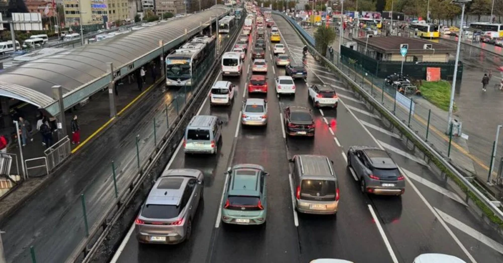 İstanbul Haftanın İlk Mesai Gününde Sağanak Yağışla Birlikte %80 Trafik Yoğunluğu Yaşadı