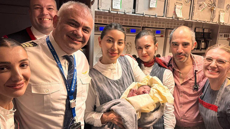THY Uçağında İstanbul Kalkışlı Seferde Gökyüzünde Bir Bebek Dünyaya Geldi