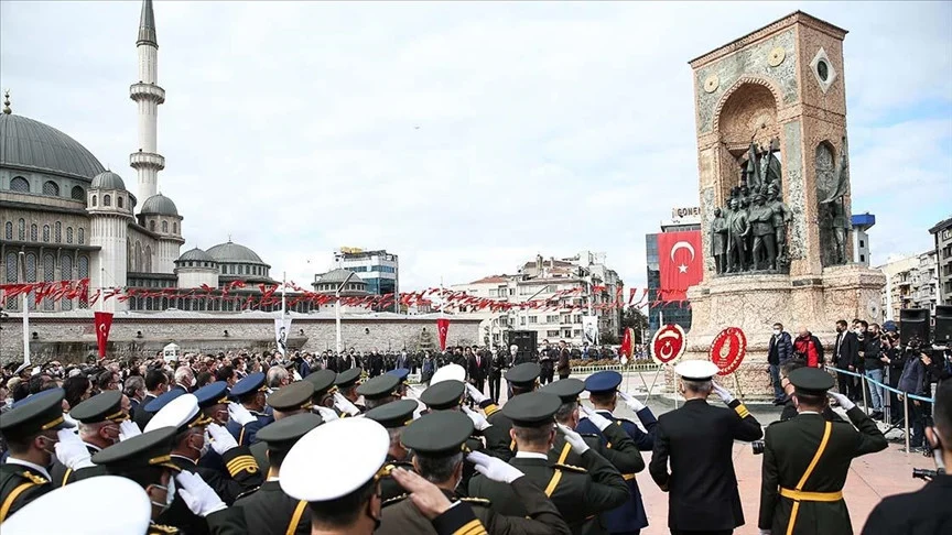 İstanbul İşgalden Kurtuluşunun 102 Yıl Dönümünü Resmî Törenlerle Kutladı