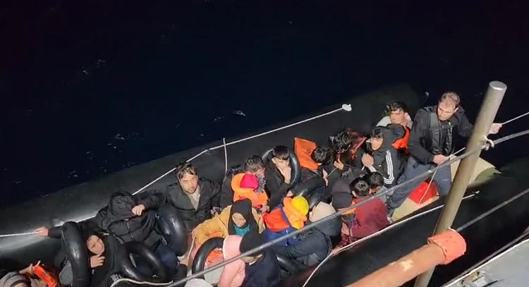 İzmir Açıklarında 104 Düzensiz Göçmen Denizden Kurtarıldı Ve Yakalandı