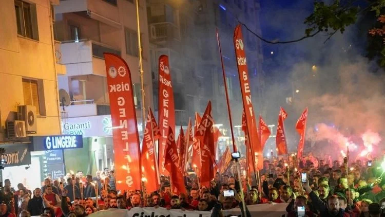 İzmir Büyükşehir Belediyesi İşçileri Eksik Maaş Ve İş Güvencesi Talebiyle Meşaleli Protesto Gerçekleştirdi
