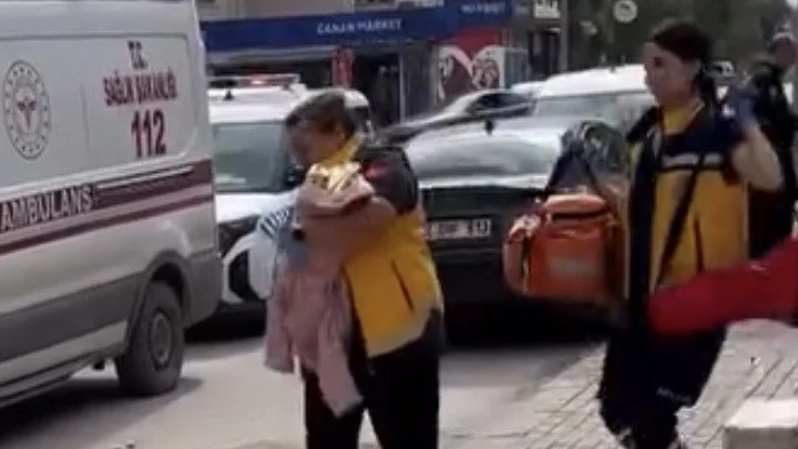 İzmir’de Cami Avlusunda Bulunan Terk Edilmiş Erkek Bebek Hastanede Tedavi Altında