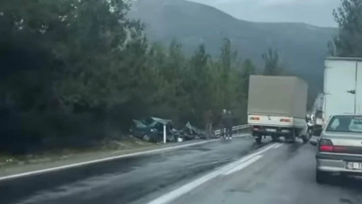 İzmir Menderes’te Trafik Kazasında İki Kişi Yaşamını Yitirdi İki Kişi Yaralandı