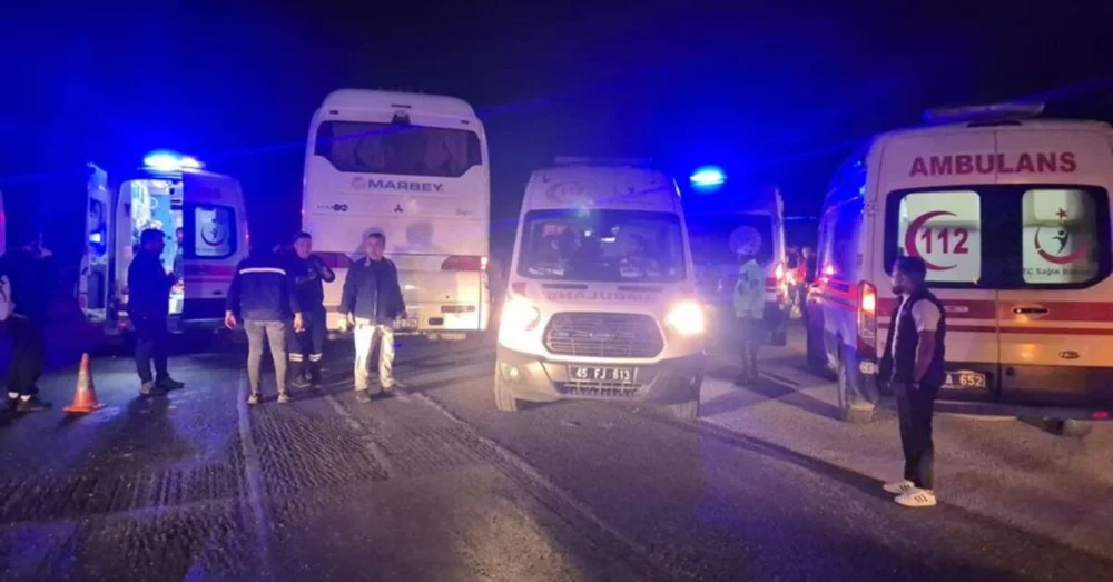 İzmir Kemalpaşa’da İşçi Servisleri Çarpıştı 2’Si Ağır 13 Kişi Yaralandı