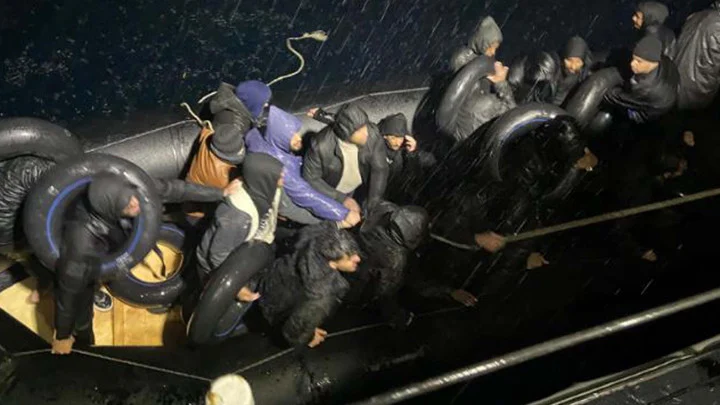 İzmir Karaburun Açıklarında Motoru Arızalanan Botta 26 Göçmen Kurtarıldı