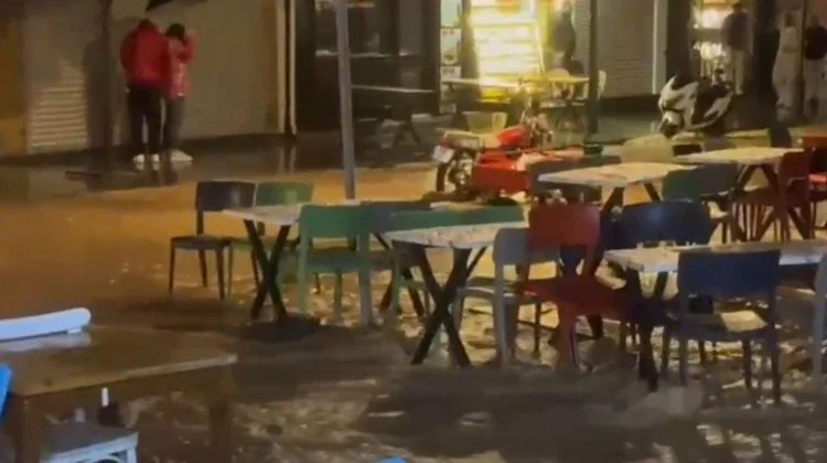 İzmir Çeşme’de Sağanak Sele Döndü Ev Ve İş Yerlerini Su Bastı
