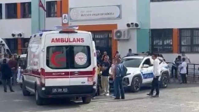 İzmir Mustafa Uygur Ortaokulunda Yangın Tüpü Sıkılmasıyla Öğrenciler Tozdan Etkilendi Panik Yaşandı