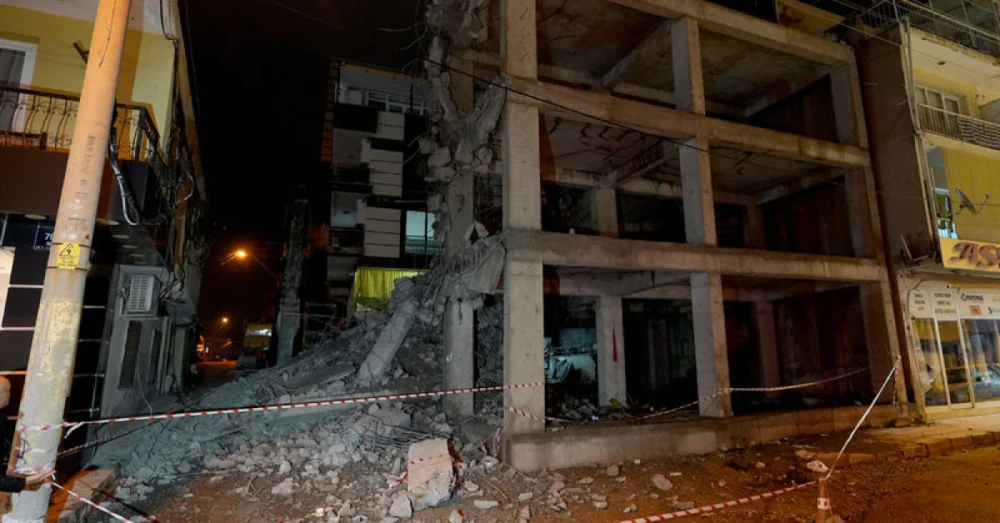 İzmir’de Kontrolsüz Yıkım Sonrası Beton Bloklar Bitişik Evi Vurdu